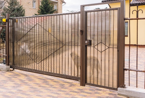 Купить ворота из профлиста с элементами ковки, с металлическими столбами в рамке или под дерево в Азове от 152910 руб